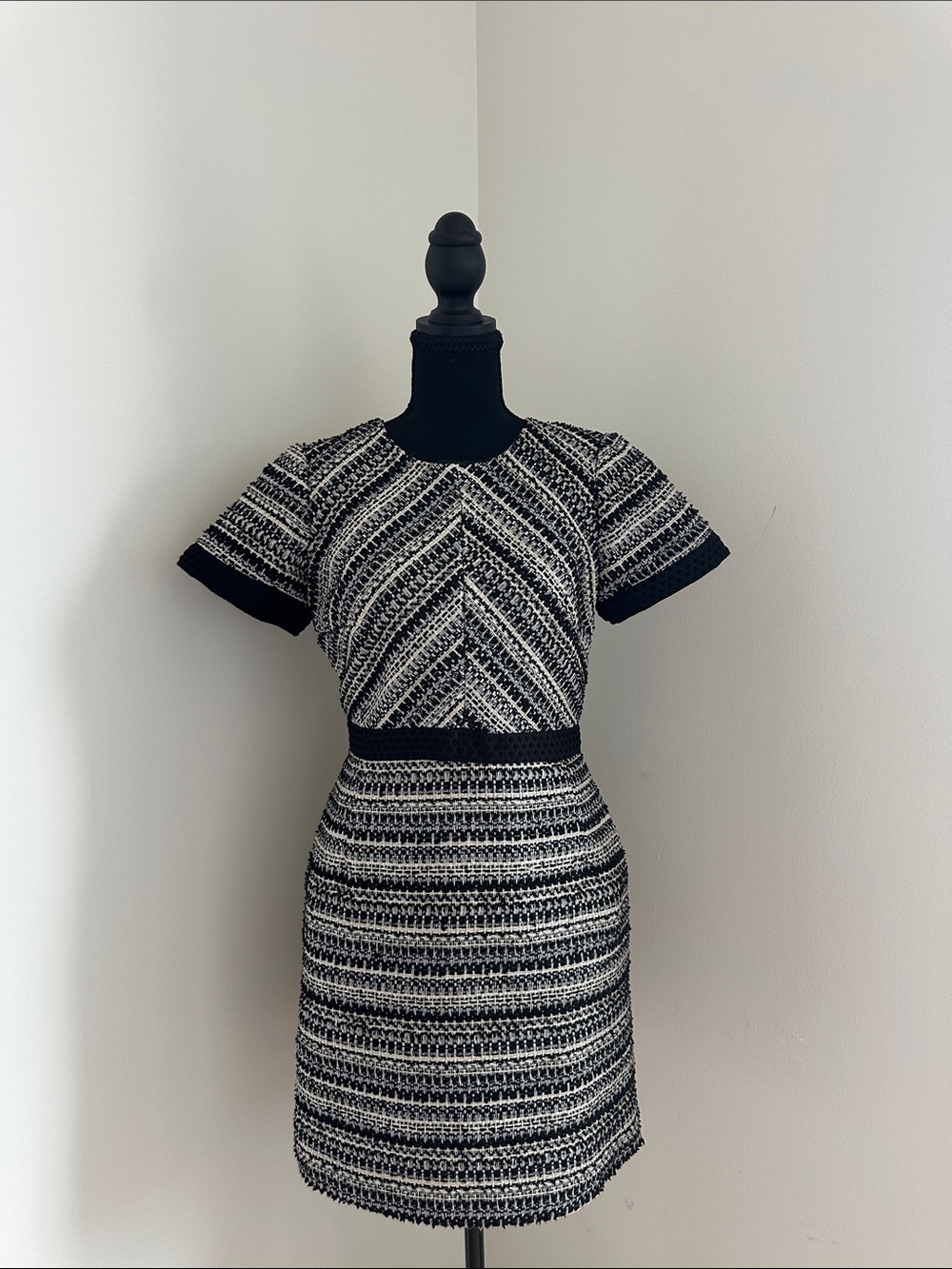 H&M Black and White Textured Short-Sleeve Shift Dress